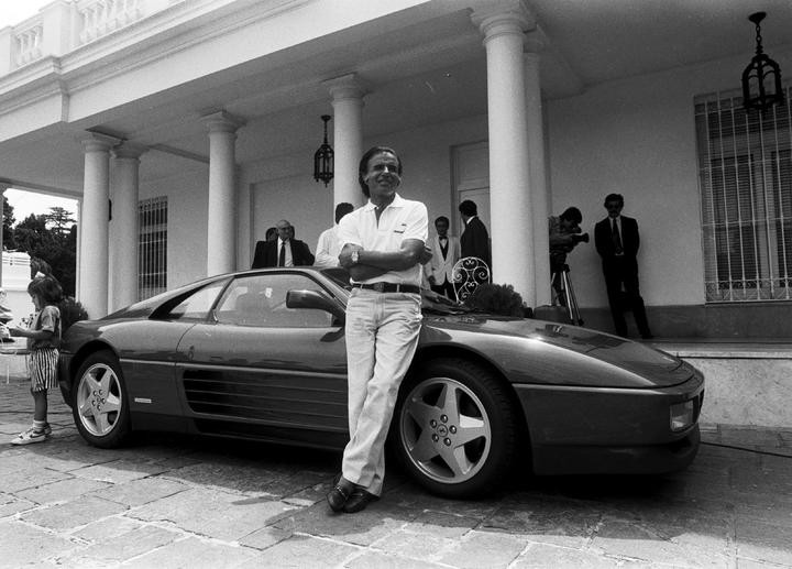 Carlos Menem en la quinta de Olivos con la Ferrari roja. Foto archivo / Hugo Arias.