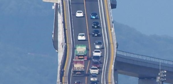 Vértigo en un puente de Japón que se parece a una montaña rusa