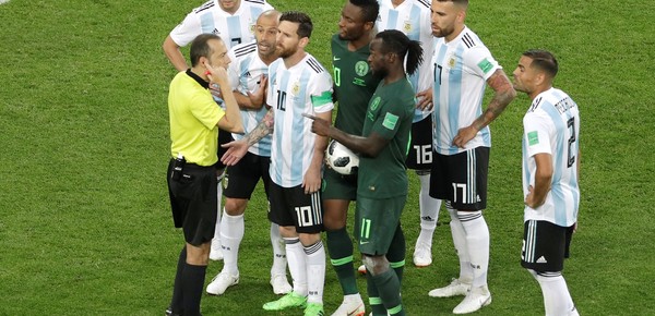El VAR estuvo presente para confirmar un penal y evitar otro