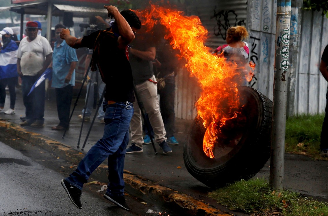 Estudiantes frente a la Universidad Centroaméricana (UCA) para exigir al gobierno que entregue el 6 por ciento del presupuesto nacional a las universidades, y la autonomía en las mismas. /EFE