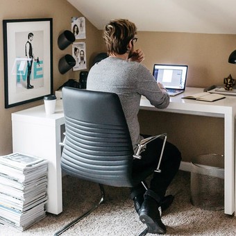 Cómo encontrar trabajo remoto y ganar en dólares: las 7 mejores plataformas para conseguir empleo en el exterior 