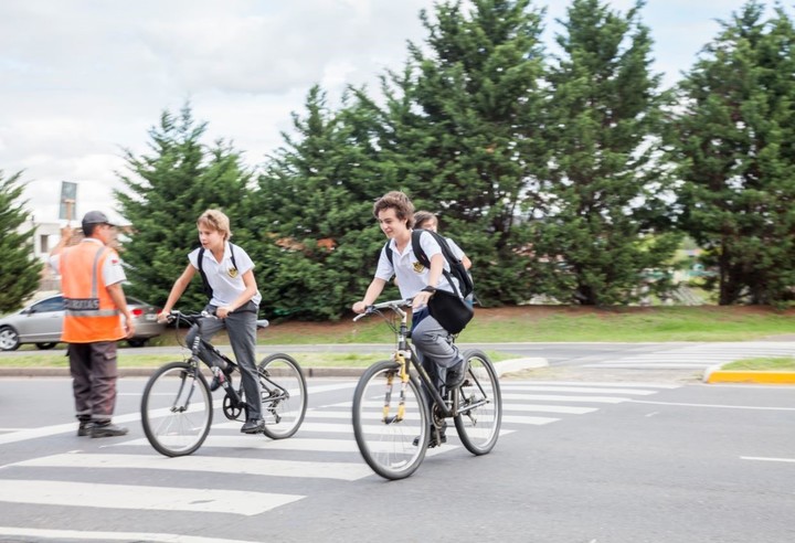 En la semana es común ver chicos llegando solos en bicicleta o