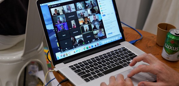 Enseñar español desde Argentina y cobrar en dólares: cuáles son los requisitos y cuánto podés ganar