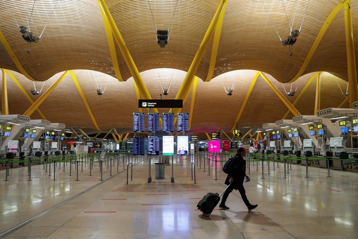 El aeropuerto de Barajas, en Madrid, desierto, en medio de la pandemia. Foto EFE/ Emilio Naranjo