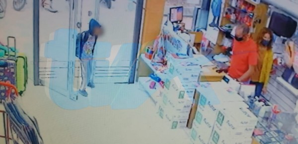 El conmovedor gesto del dueño de una librería con un niño que pidió un cuaderno para el colegio