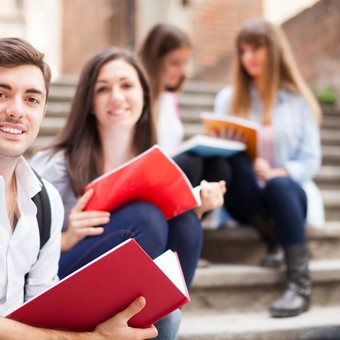 Estudiar en Estados Unidos: el programa que te ayuda a conseguir una beca y te devuelve el dinero si no te la dan
