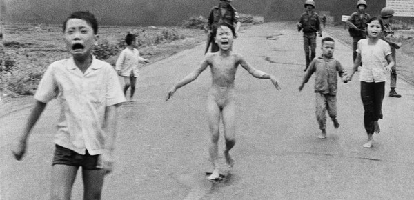 La película que pone en duda la autoría de la foto más icónica de la guerra de Vietnam