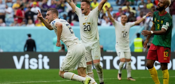 Camerún vs Serbia: en un partidazo, africanos y europeos empataron 3 a 3 y siguen en carrera en el Mundial