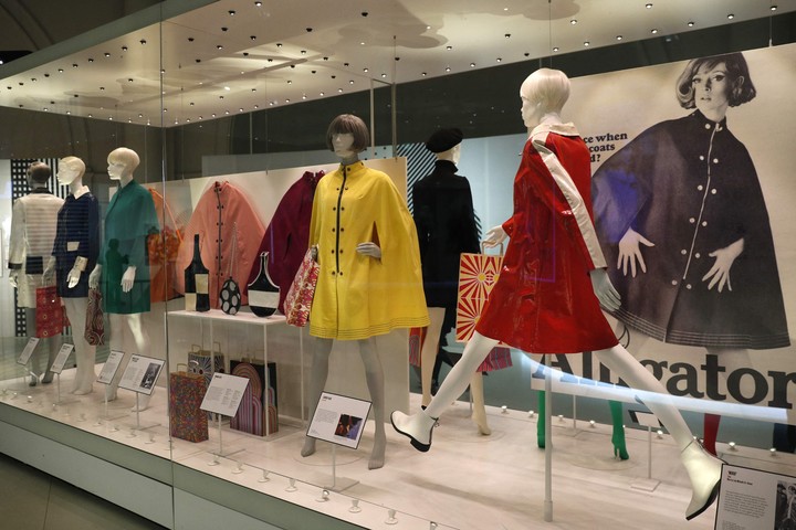 Muestran durante una sesión fotográfica para la primera retrospectiva internacional de la icónica diseñadora de moda Dame Mary Quant. Foto AFP.