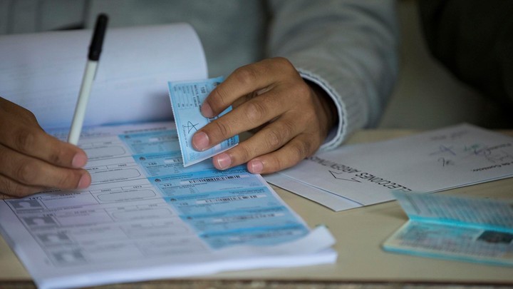 Las autoridades de mesa son elegidas por sorteo.