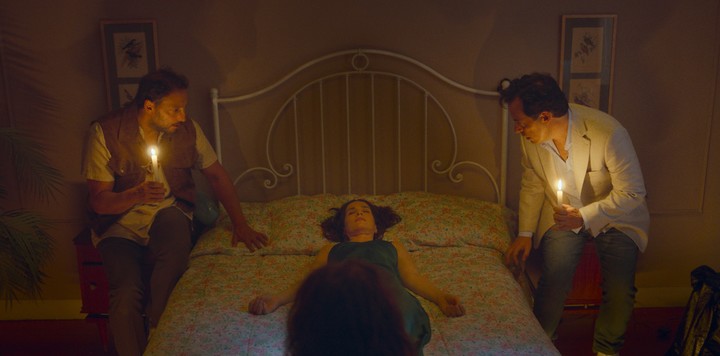 Sosteniendo la vela. Ariel Staltari, Natalia Oreiro, Diego Velázquez y, de espaldas, Paola Barrientos.
