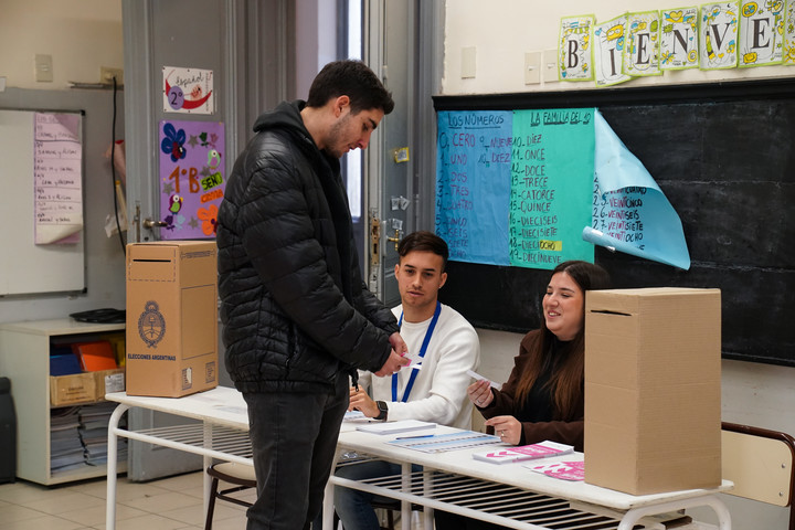 Quienes no voten este 11 de mayo deberán justificar su ausencia. Foto Maxi Failla.