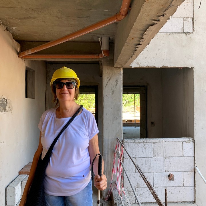 Sandra Dajnowski, en plena labor en un desarrollo inmobiliario en la calle Donado.