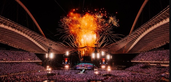 Dramático momento en un show de Coldplay: un fan tropezó con las luces al tratar de subir al escenario y cayó al vacío
