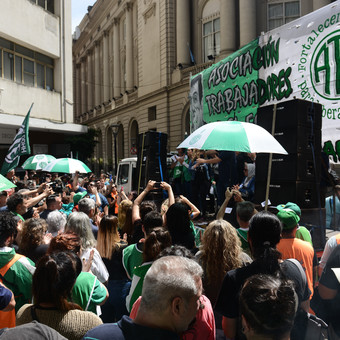 Pese a la resistencia del Gobierno, los gremios redoblan la presión por las paritarias y ya anticipan mayor conflictividad 