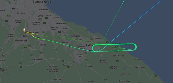 Un avión de Aerolíneas que iba a Madrid tuvo que regresar por una falla y alarmó a los vecinos de La Plata