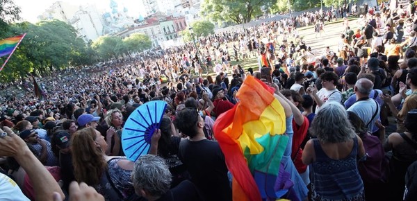 Masiva convocatoria cultural a la marcha "antifascista y antirracista"