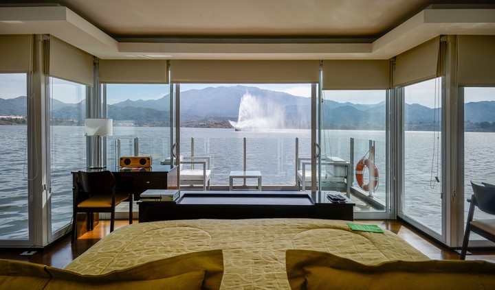 La vista del lago y las sierras desde habitaciones. Foto Hotel Potrero de los Funes