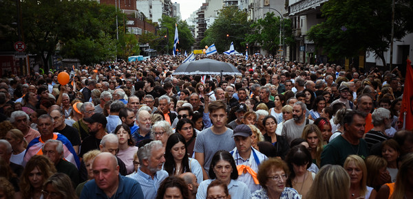 Dolor y duras críticas de la AMIA en el acto por la familia Bibas y para exigir la liberación de los rehenes de Hamas