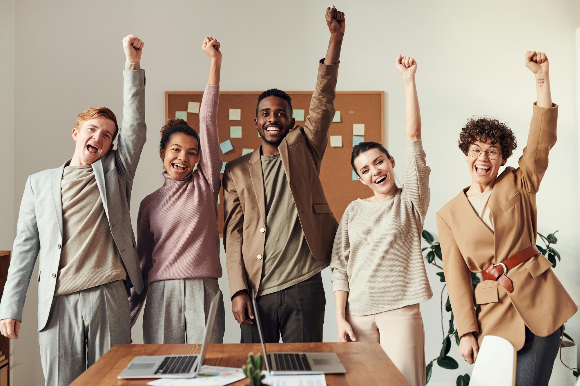Saber manejar conflictos de manera efectiva no solo mejora el ambiente laboral, sino que también fortalece las relaciones profesionales. Foto: Pexels.