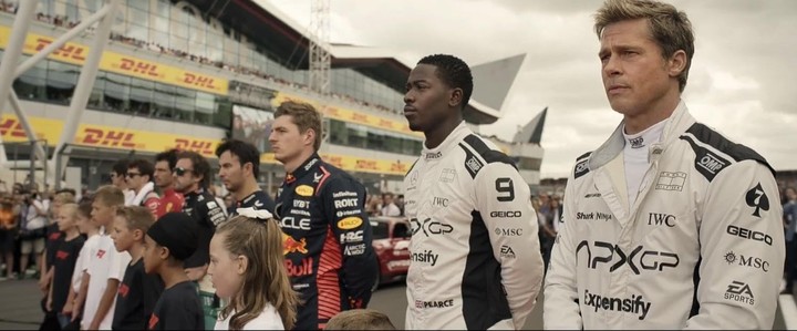 Brad Pitt no está solo en "F1". Pilotos de verdad, como se ve en la foto (Fernando Alonso, Sergio Pérez, Carlos Sainz, Max Verstappen, Lance Stroll y Charles Leclerc) lo acompañan a él y a Damson Idris. Fotos WB