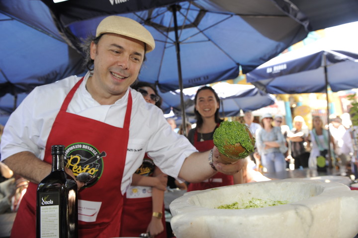 Donato en la celebracion del Día Internacional de las comidas italianas, en La Boca, 15 años atrás (Archivo Clarín).