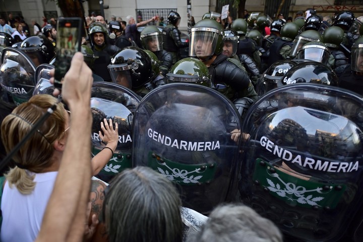 Tensión en la marcha frente al Congreso. Foto EFE
