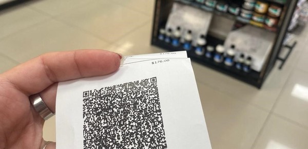 Los comercios ya muestran los impuestos: cómo se ven en tickets y góndolas y cuánto costarían los productos sin ellos