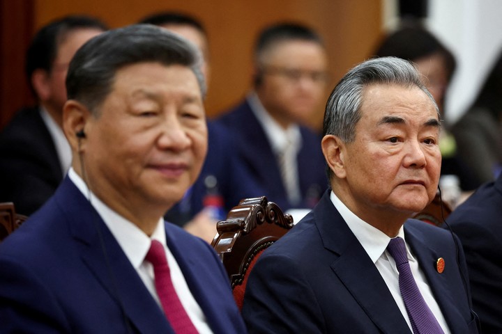 El presidente Xi Jinping y su canciller Wang Yi. Foto: Reuters