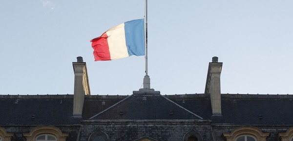 En la laica Francia, la bandera a media asta causa disgusto, pero sueñan con un Papa propio