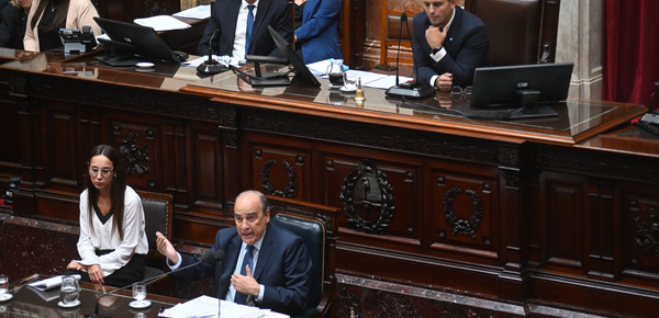 Francos defendió su rol y dijo que Santiago Caputo no tiene "firma ejecutiva"