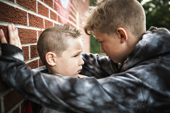 El miedo de ir a la escuela o de participar en eventos escolares puede ser señal de bullying. Foto ilustración Shutterstock.