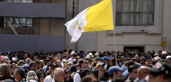 ¿Qué pasa si el cónclave se extiende según la Constitución Apostólica del Vaticano?