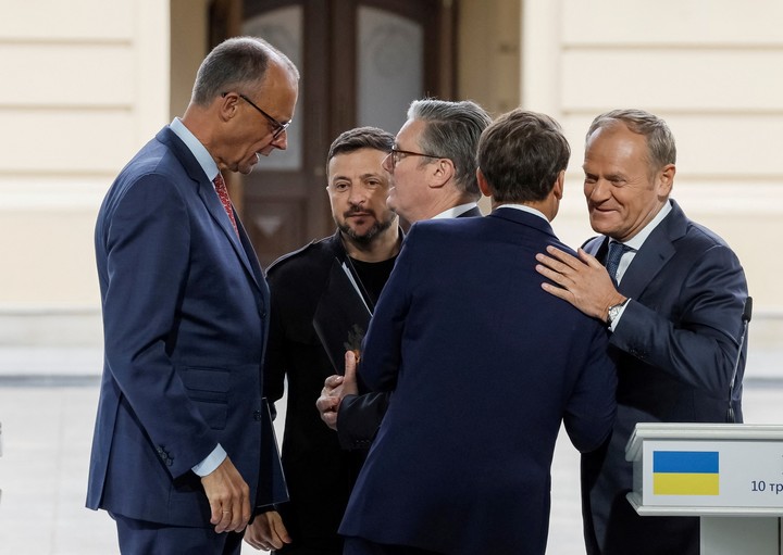 Los líderes europeos aliados de Ucrania, con Volodimir Zelenski en Kiev, este sábado. Foto: REUTERS