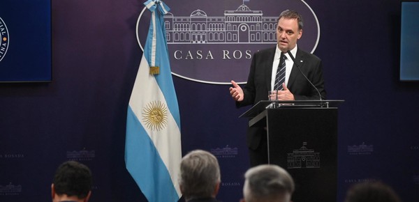 Reforma migratoria: un cambio difícil de aplicar, que ya intentó Macri y derogó Alberto Fernández
