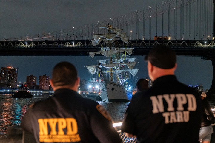 Policías de Nueva York observan el buque escuela mexicano Cuauhtémoc junto al puente de Brooklyn en Nueva York (EE.UU.). Foto: EFE