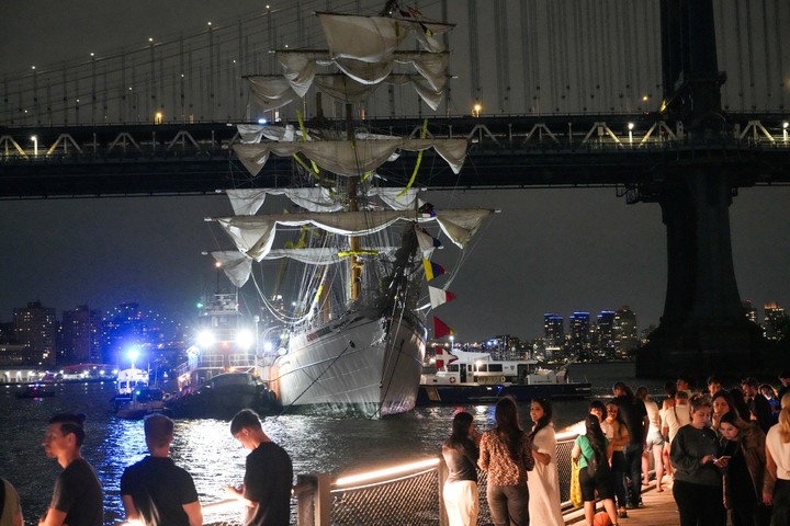 El buque escuela Cuauhtémoc de la Armada de México impactó contra el Puente de Brooklyn, en Nueva York, Estados Unidos. Foto: Xinhua